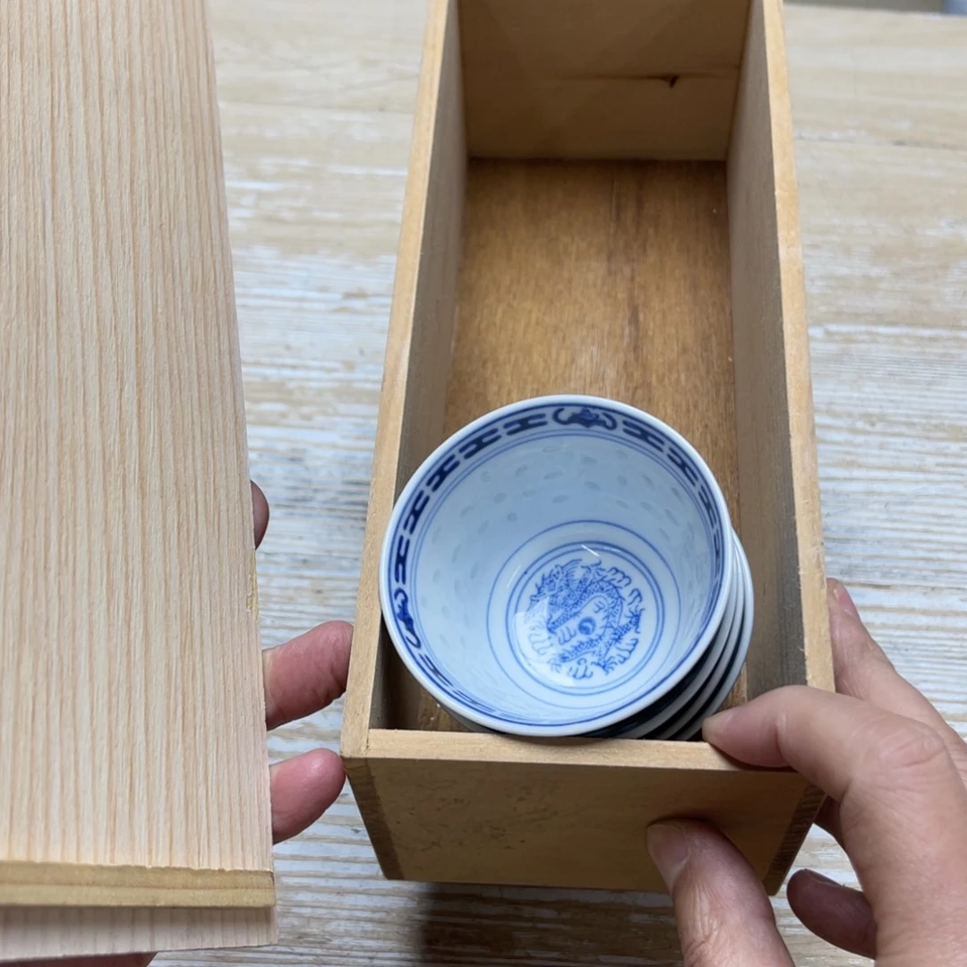 瓷片彭*密密麻麻地排列着一个