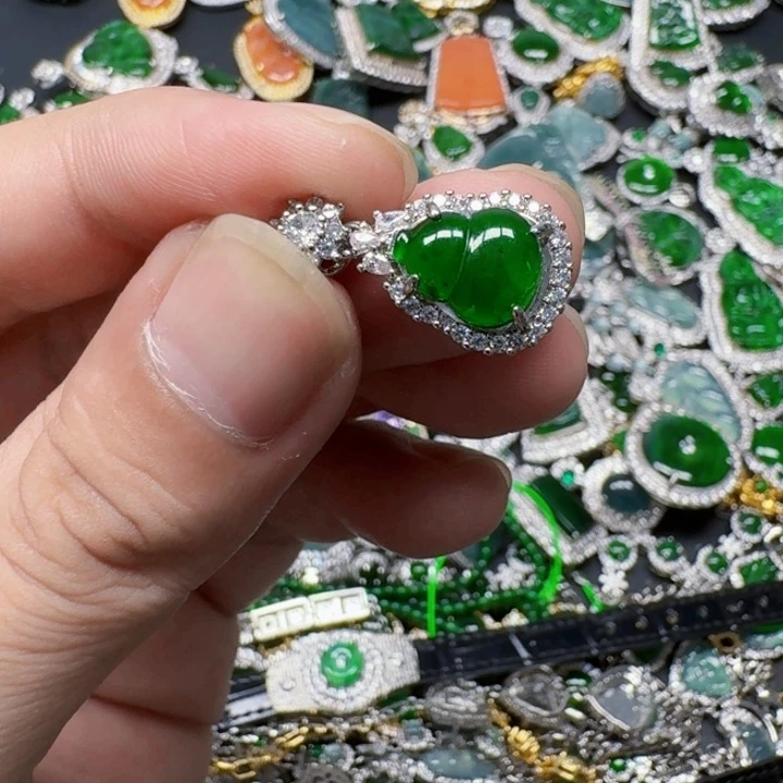 翡翠未镶嵌颈饰天然A货翡翠放漏