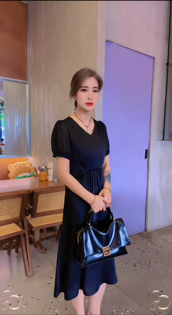 2025夏季新款连衣裙优雅中长裙通勤V领修身气质套头轻奢裙