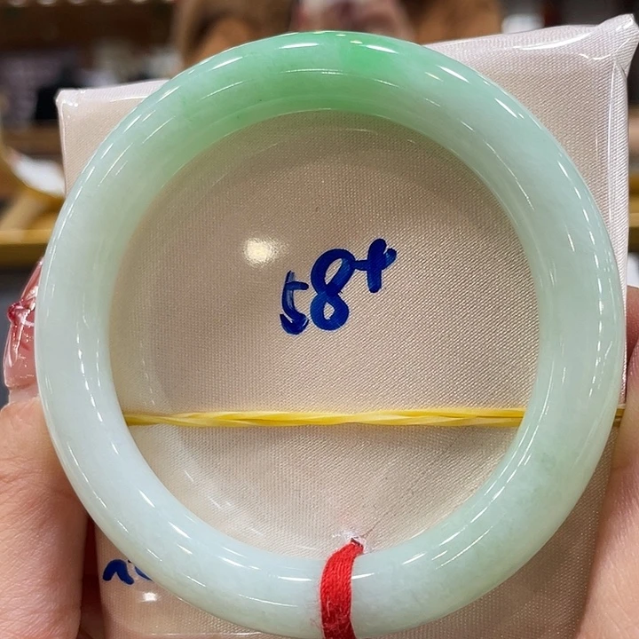 翡翠手镯未镶嵌翡翠手镯