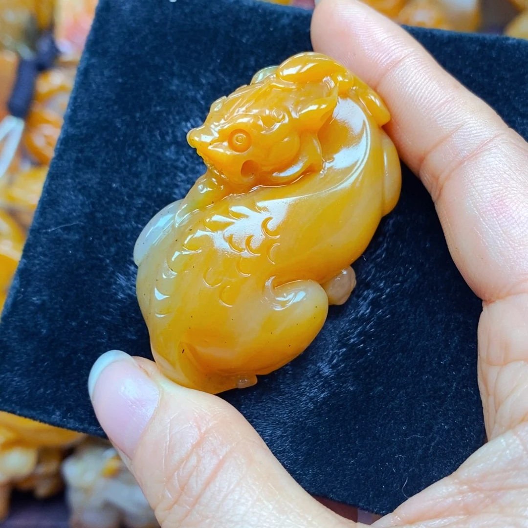 未镶嵌石英质玉（黄龙玉）颈饰