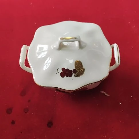 瓷片各种摆件，瓷片，沙锅，都有微瑕疵！