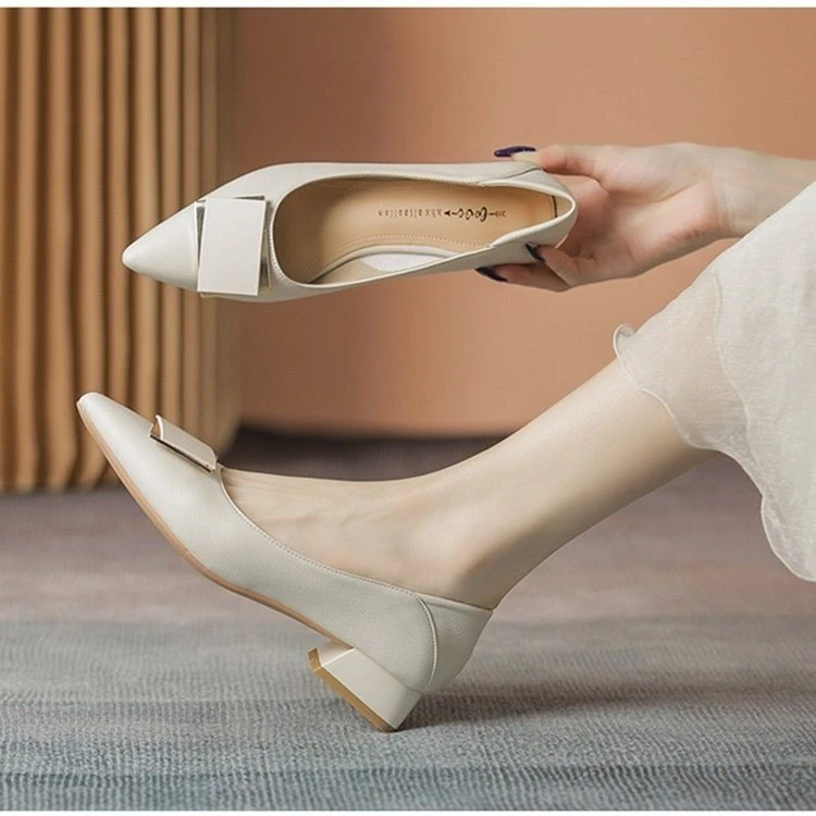 软皮杏色法式鞋女低跟气质软底尖头方扣高跟春秋百搭小皮鞋仙女风