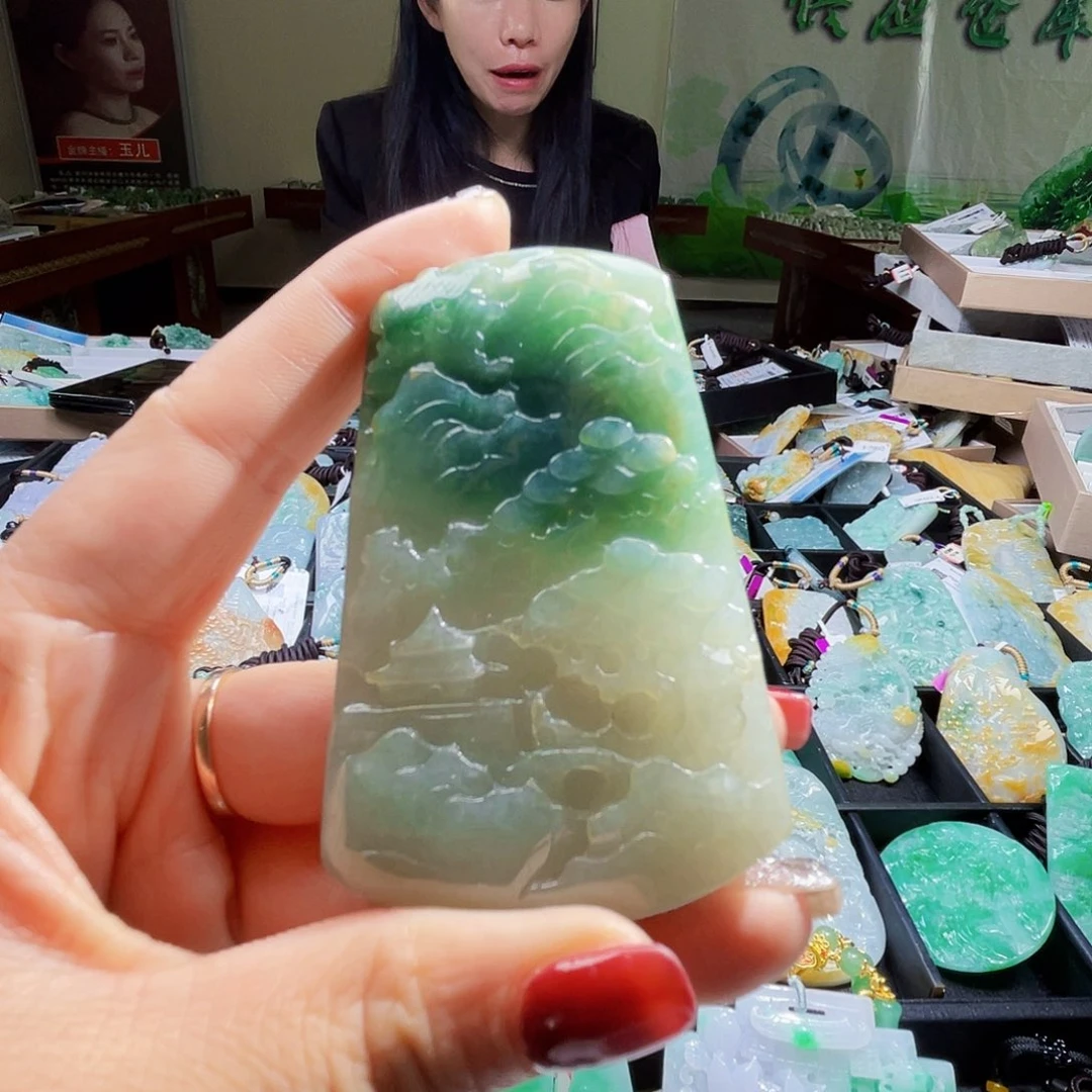 翡翠未镶嵌颈饰一个