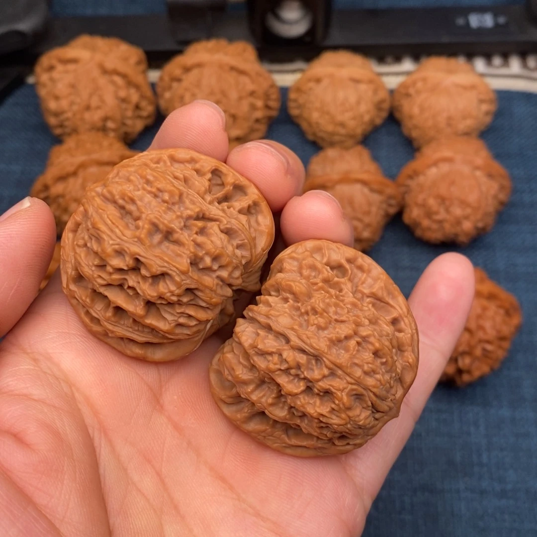 F***C文玩核桃把件40红皮老树三角疆