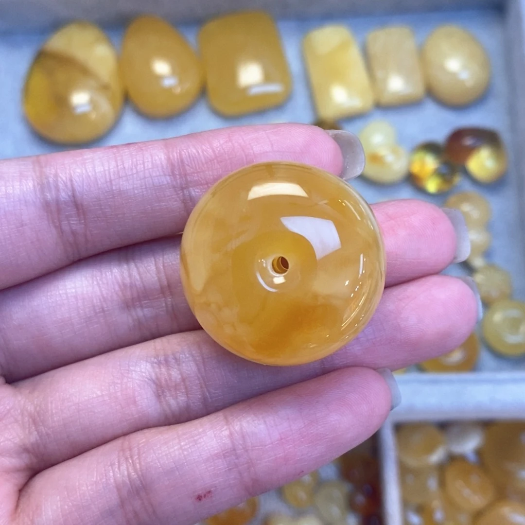 蜜蜡颈饰未镶嵌鸡油黄妖花面包扣