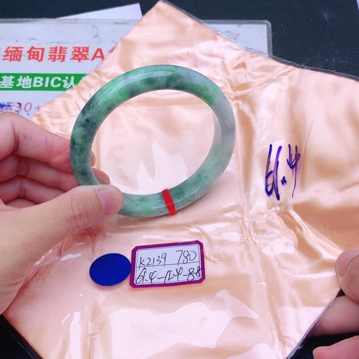 翡翠手镯未镶嵌翡翠