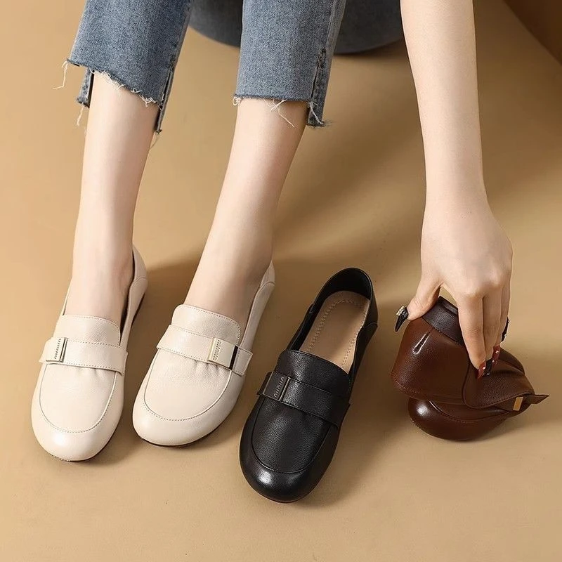 春秋季女软底软面皮鞋新款2025爆款软皮大码女鞋胖脚宽肥平底板鞋