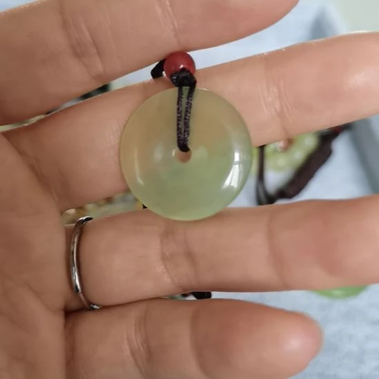 未镶嵌蛇纹石玉吊坠