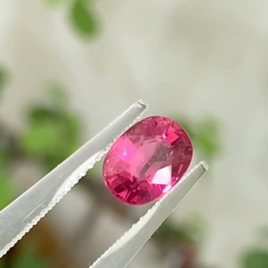 卢比莱粉红碧玺 1.46克拉颜色浓郁鲜艳荧光感满满晶体通透满荧光