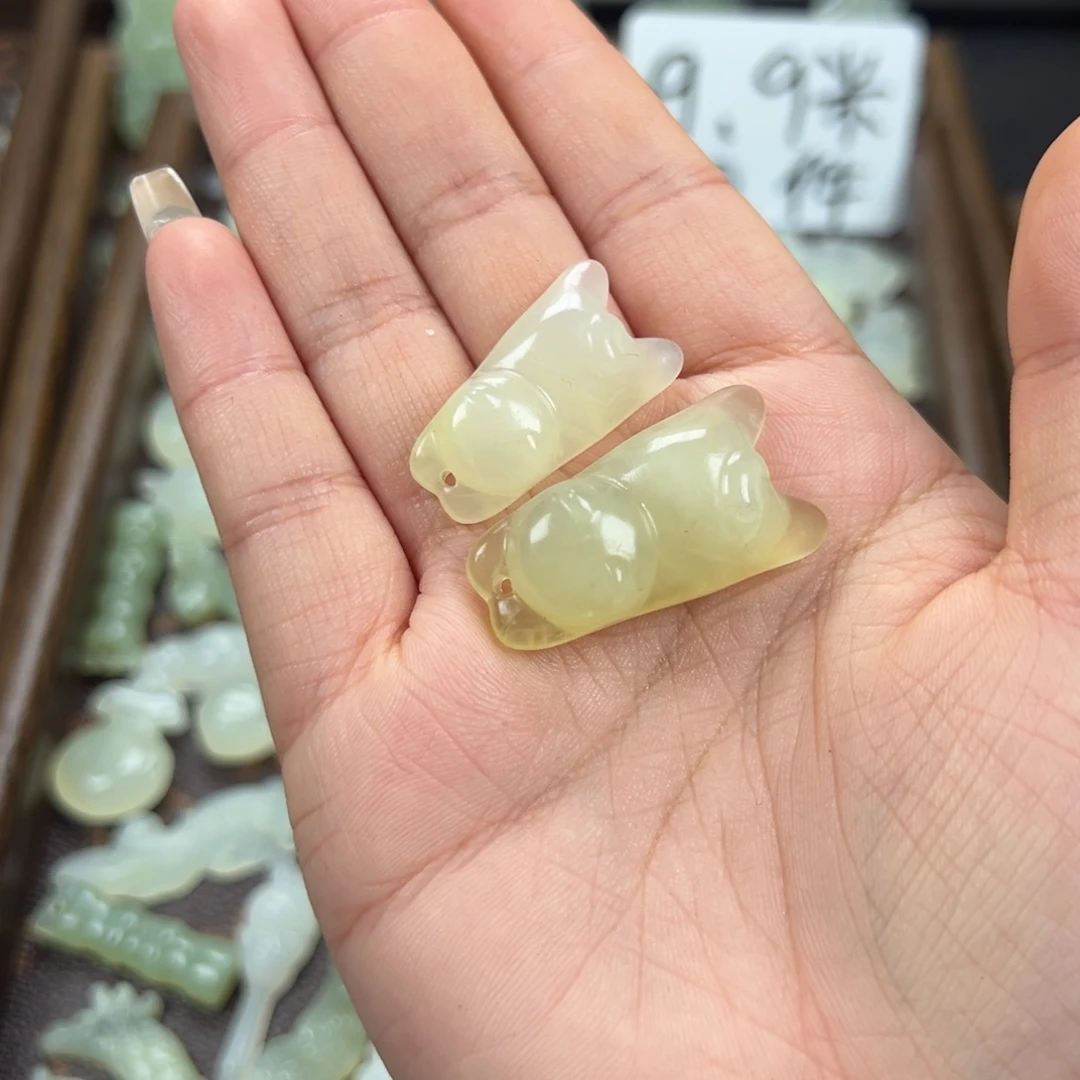 玮***蛇纹石玉未镶嵌颈饰