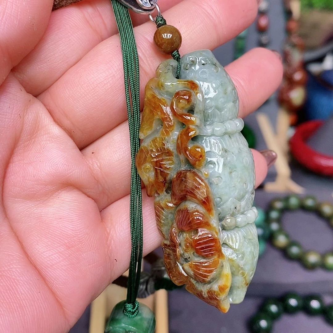 翡翠颈饰未镶嵌漂亮美眉