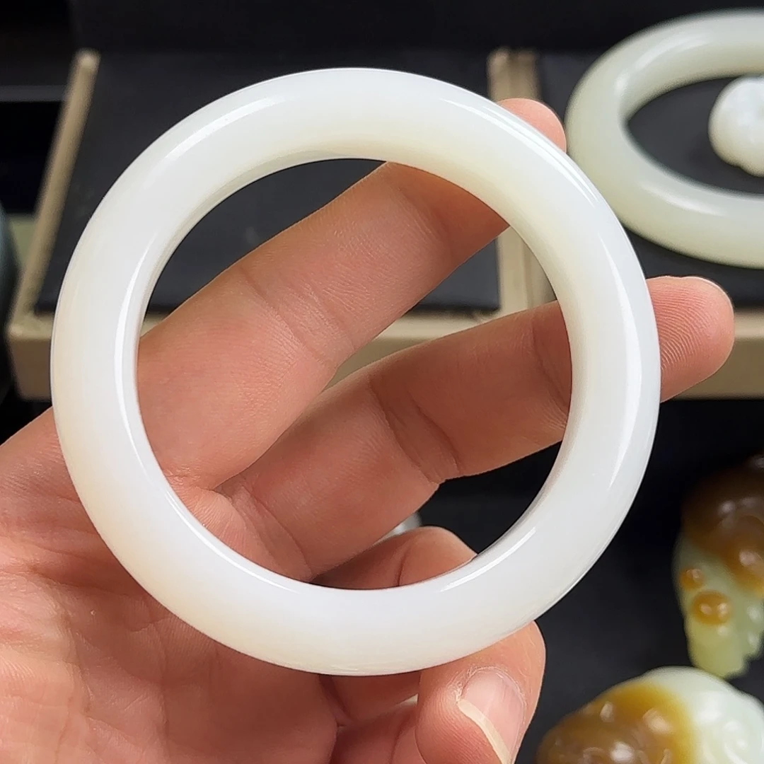 和田玉未镶嵌手镯