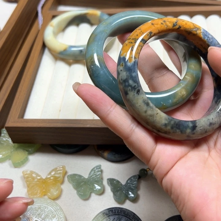 粘***儿蛇纹石玉合金颈饰