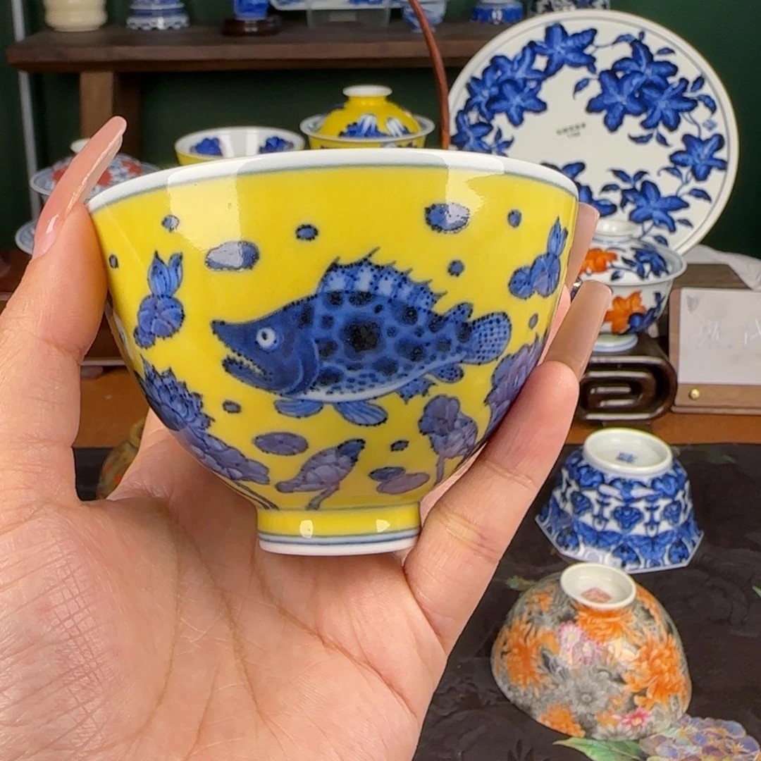 杯水造。黄釉鱼藻鸡心杯