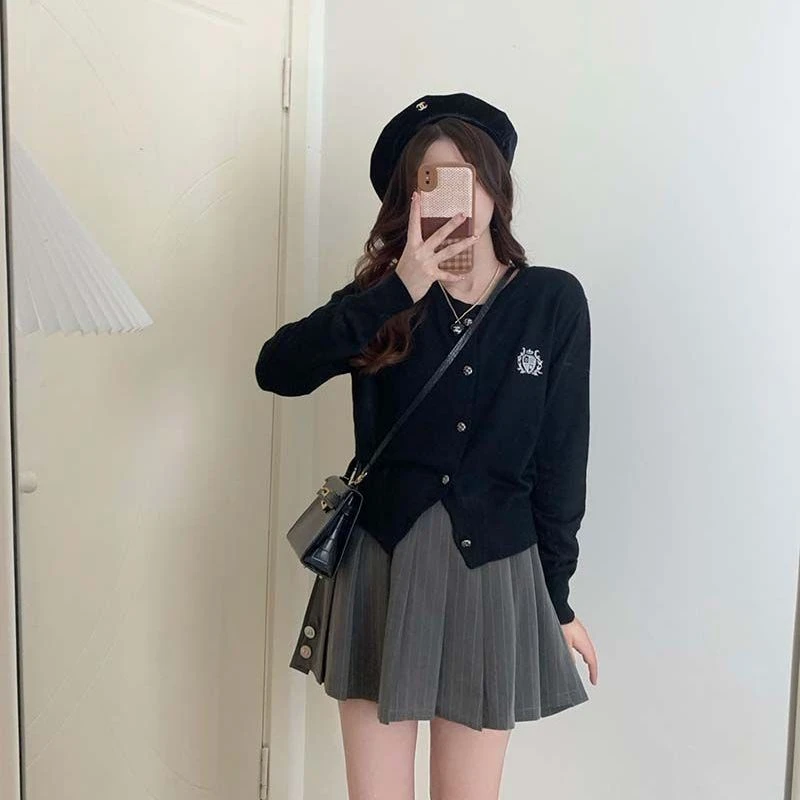 学院风刺绣针织开衫女秋季薄款吊带外搭修身显瘦百搭圆领短款毛衣