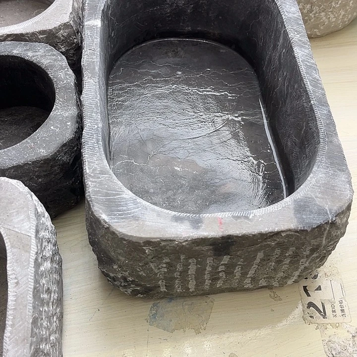 贵州灰姑娘食材和贵州青石打造而成