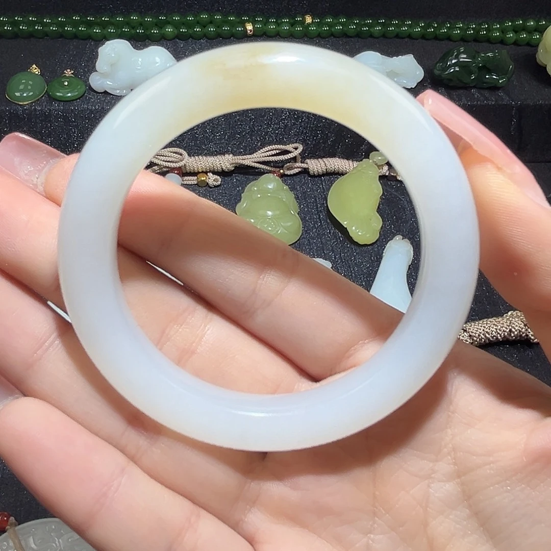 和田玉未镶嵌手镯