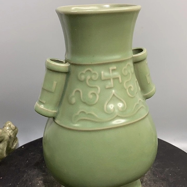 龙泉窑贯耳瓶造型美观