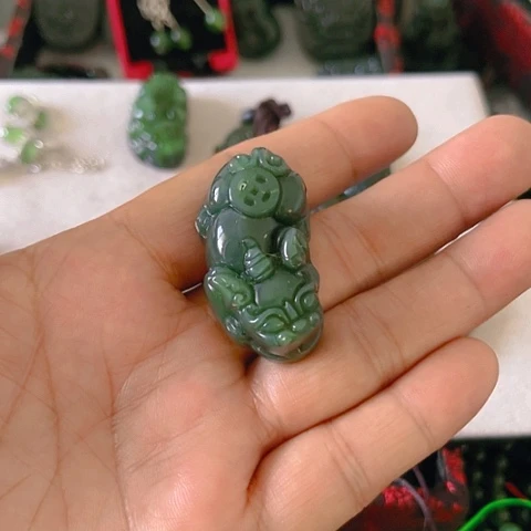 蛇纹石玉颈饰未镶嵌五*