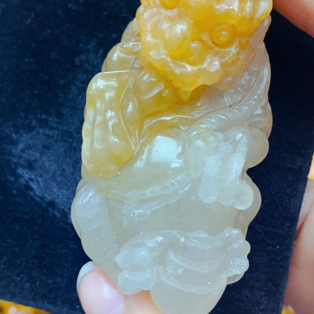 未镶嵌石英质玉（黄龙玉）颈饰