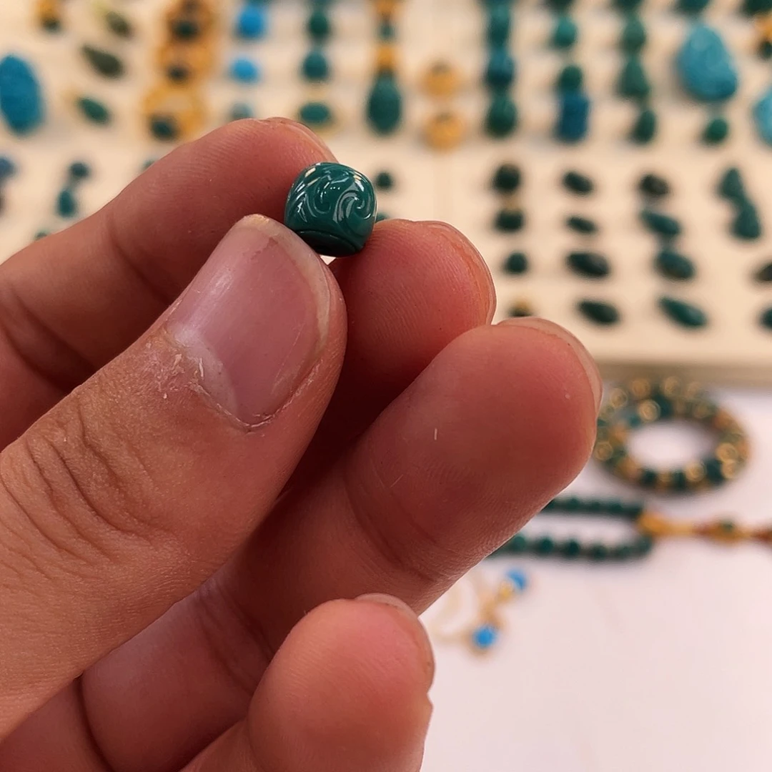 绿松石未镶嵌颈饰