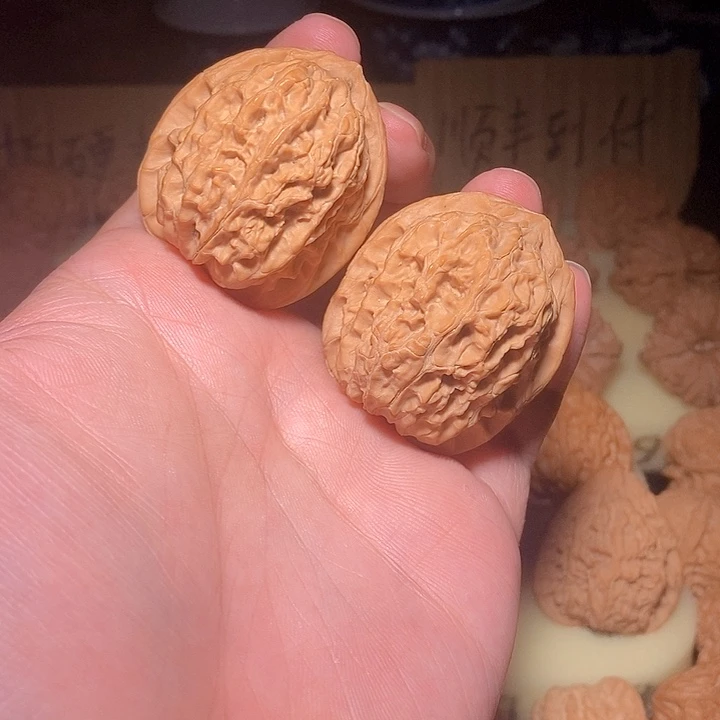 文玩核桃手把件盘山石头