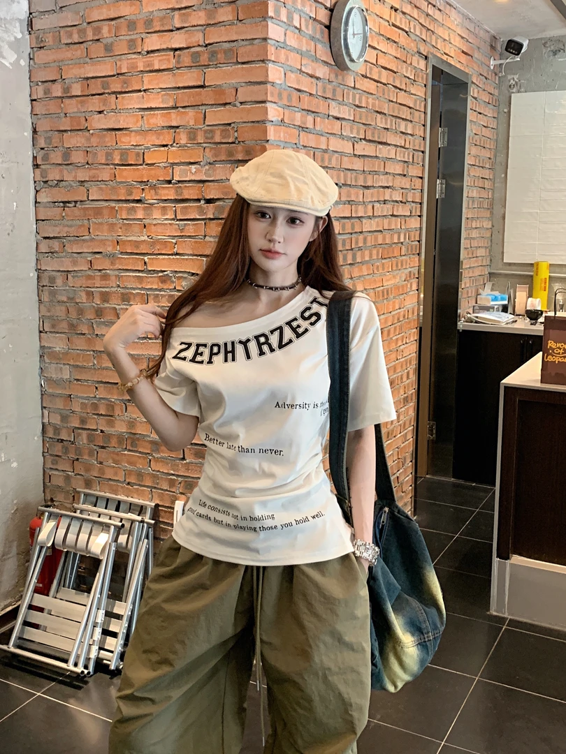 美式斜肩露肩白色短袖t恤女夏季设计感复古印花修身显瘦辣妹上衣