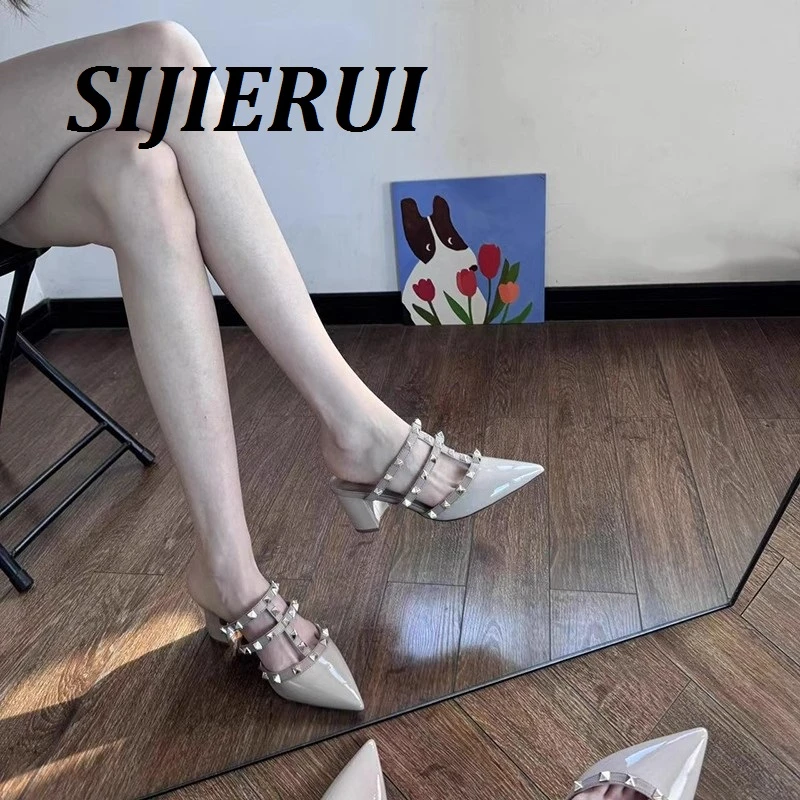 SIJIERUI2025年夏季新款包头铆钉凉拖鞋女性感粗跟尖头高跟拖鞋女