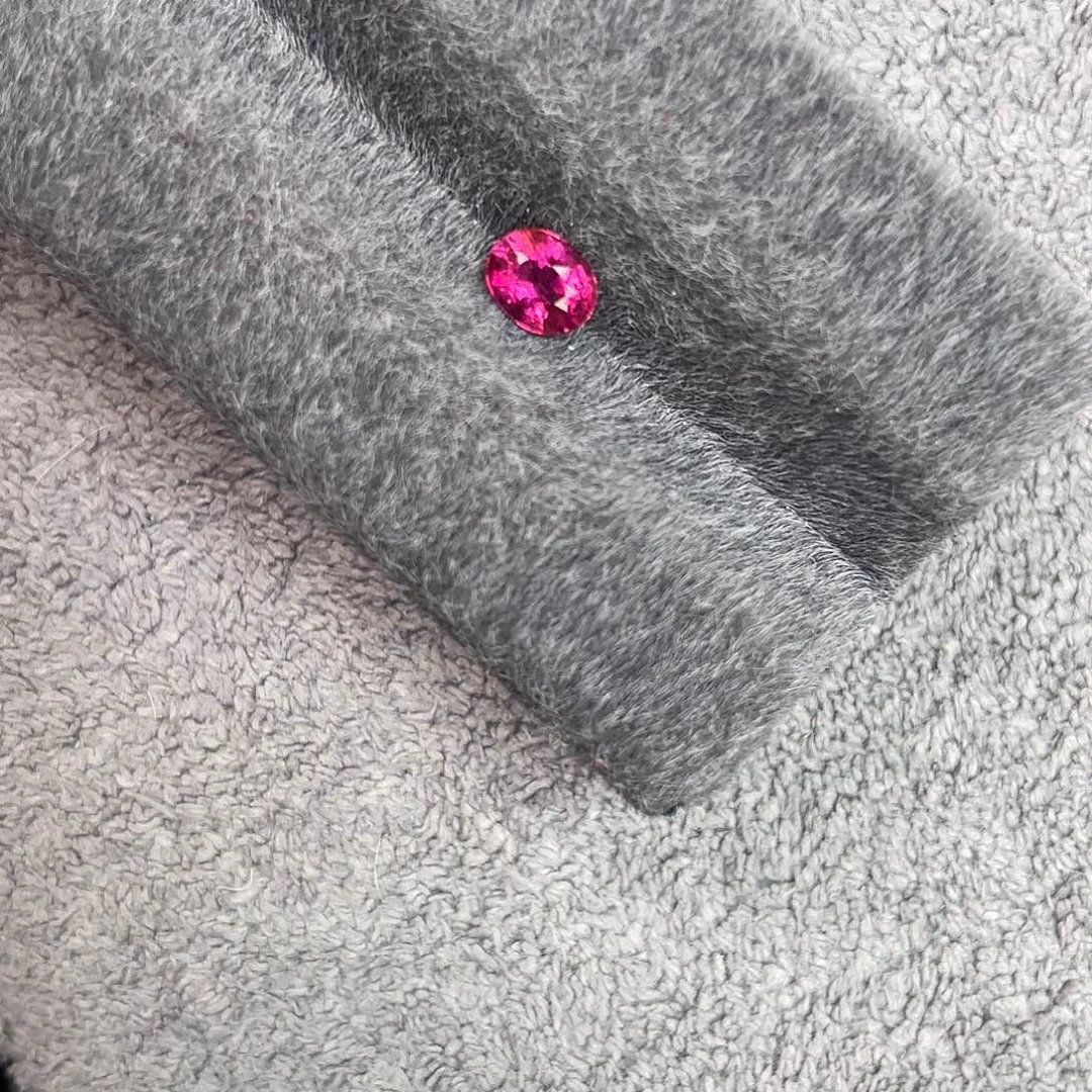 碧玺裸石未镶嵌0.56Ct。
