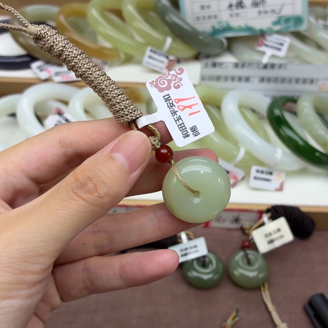 ****星颈饰未镶嵌和田玉