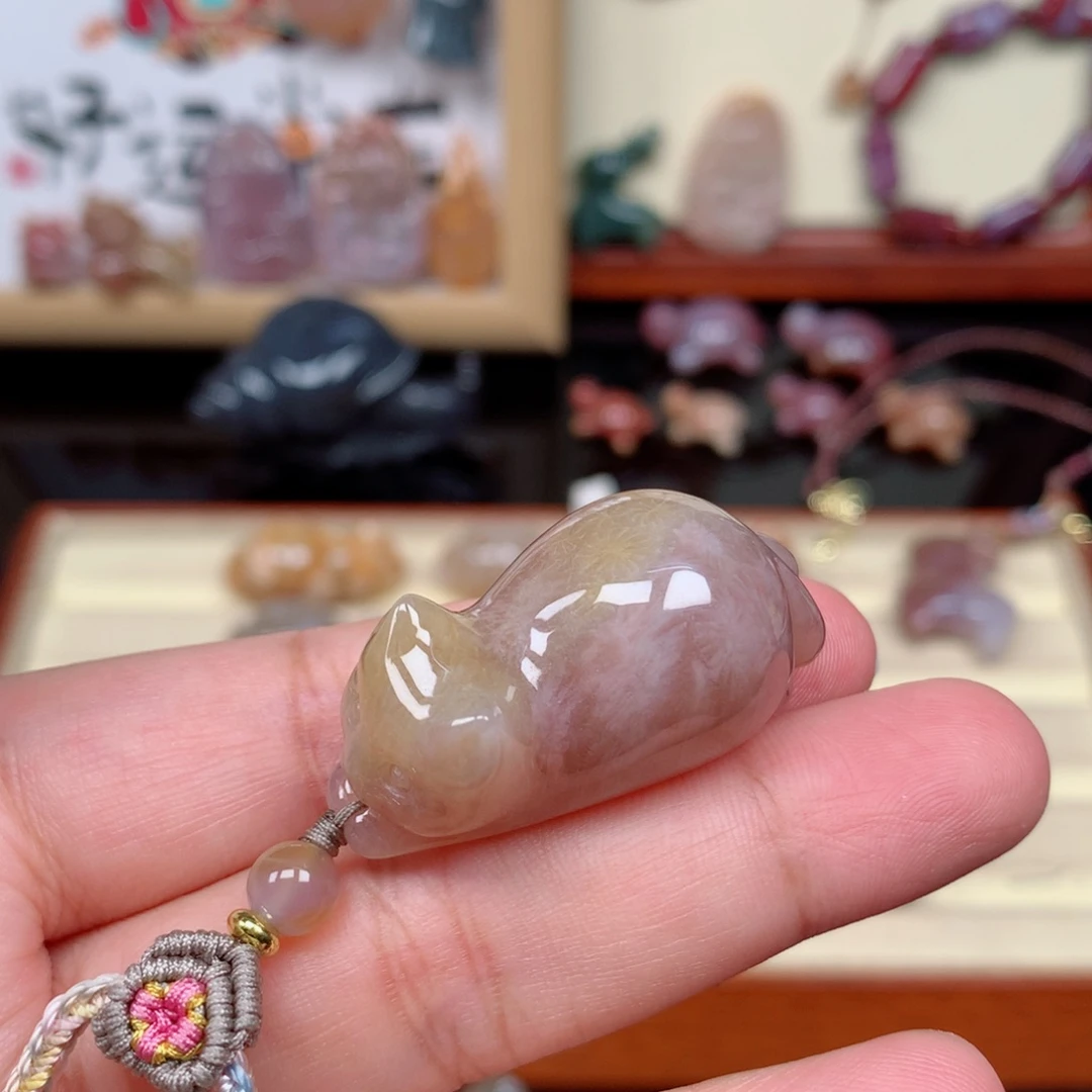 未镶嵌颈饰硅化玉