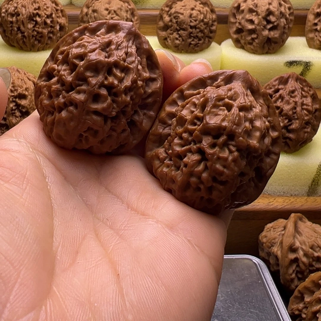 核桃金蟾尊手把件37