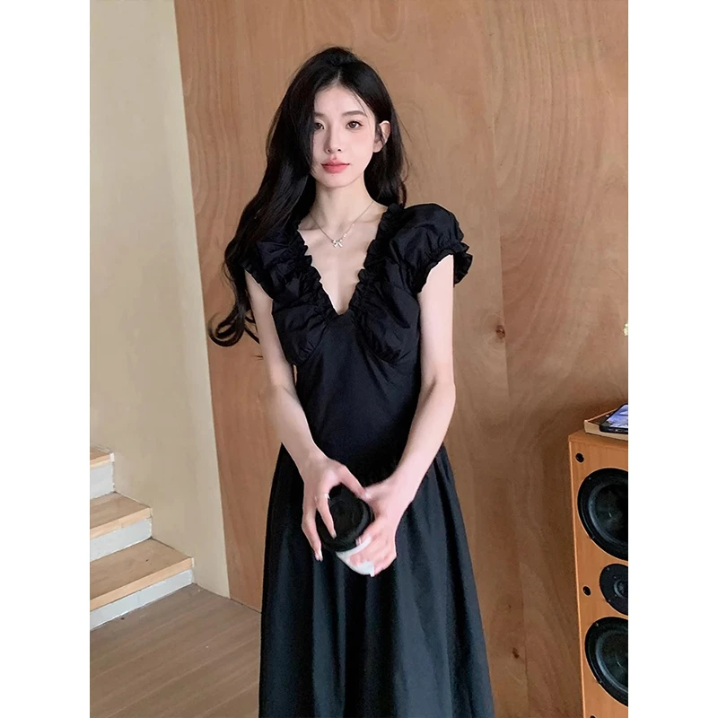 黑色高级感v领连衣裙子女夏季2025年新款法式设计感收腰显瘦长裙