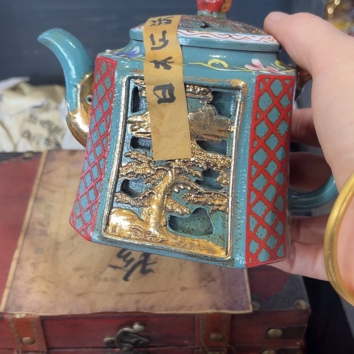 茶壶紫泥原矿泥料手工制作的一把紫砂壶。