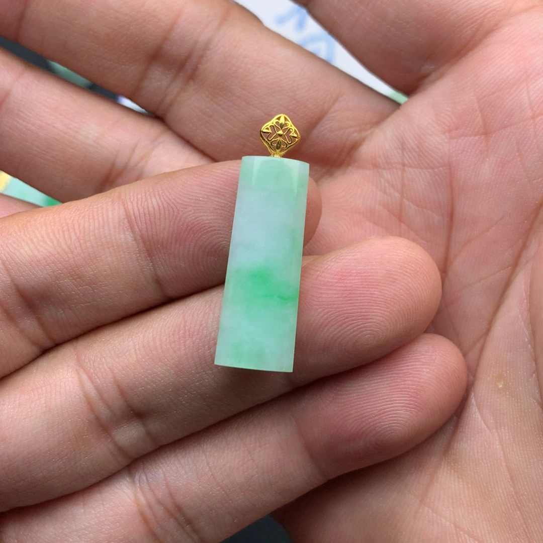 翡翠18K金镶嵌颈饰无事柱