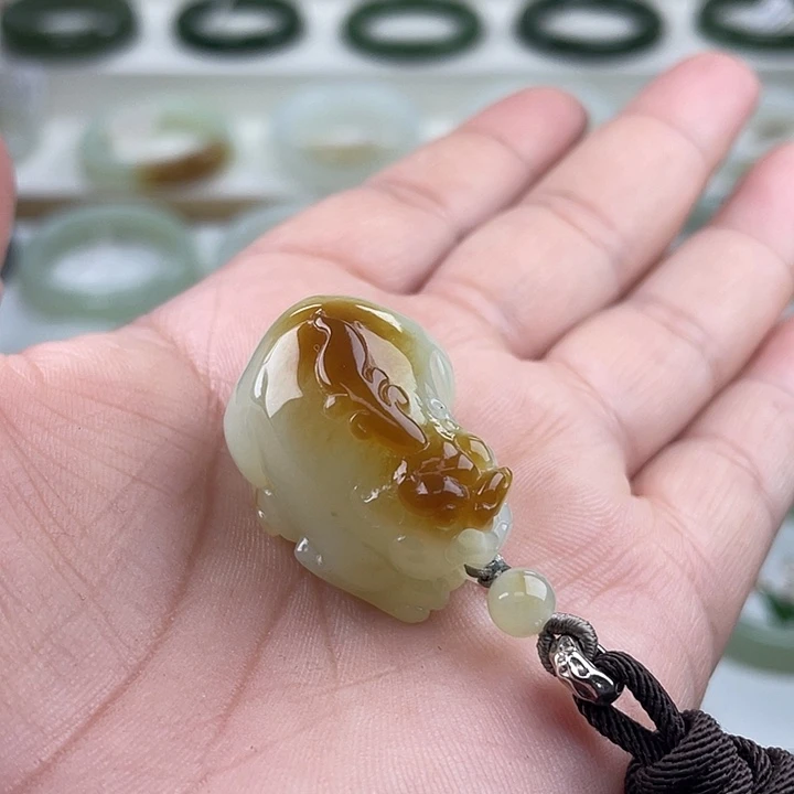 颈饰未镶嵌和田玉（糖玉）