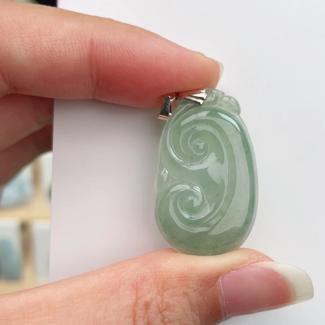 翡翠未镶嵌颈饰如意