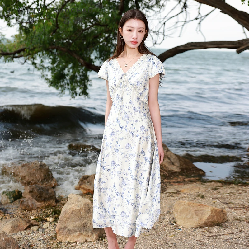 0501三彩若潮大码女装2025夏新款蕾丝V领连衣裙收腰复古提花db