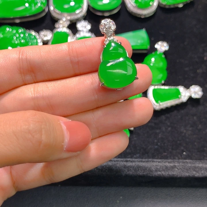 S***质翡翠银S925镶嵌颈饰一个