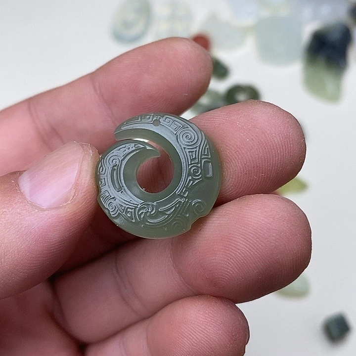 蛇纹石玉未镶嵌颈饰