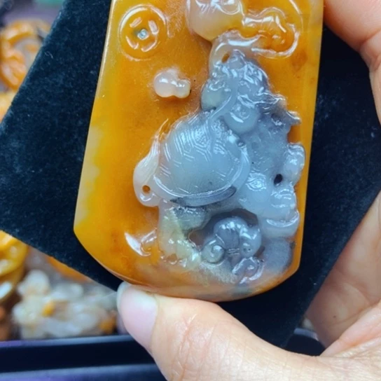 石英质玉（黄龙玉）未镶嵌颈饰