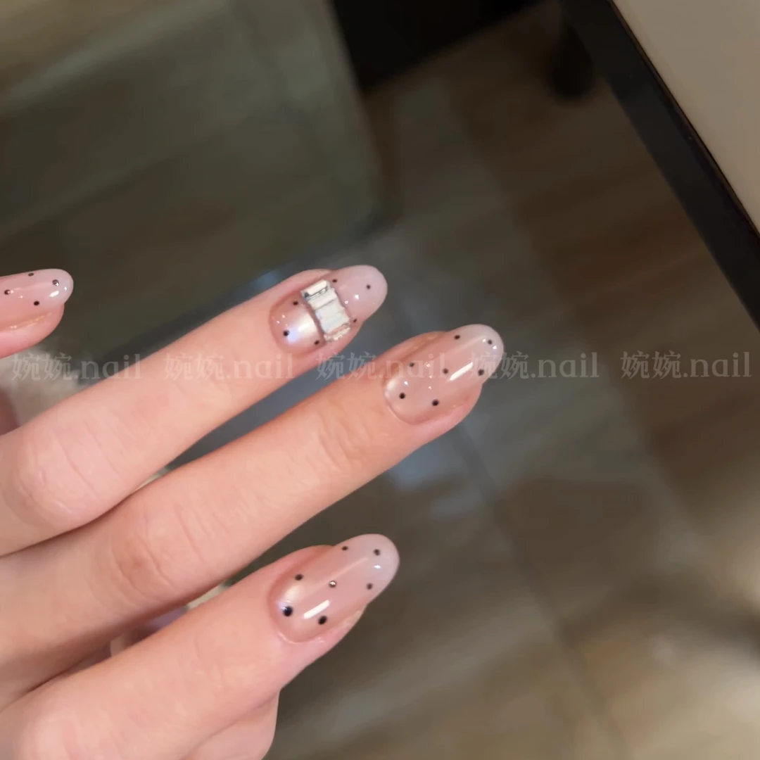 【方糖】婉婉 纯手工手绘波点乳白渐变温柔设计穿戴甲