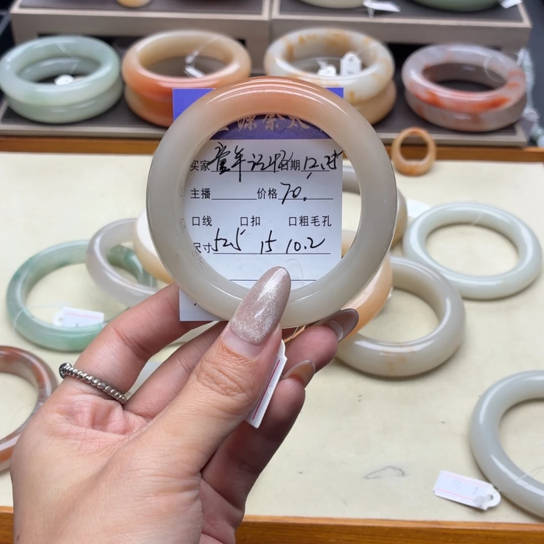 童***忆石英岩玉未镶嵌手镯