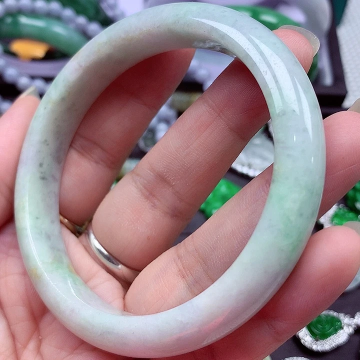翡翠手镯未镶嵌翡翠