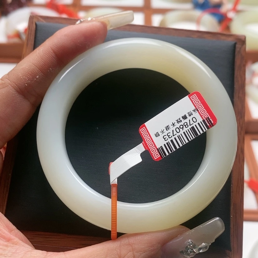 【闪购商品】和田玉手镯未镶嵌一**月