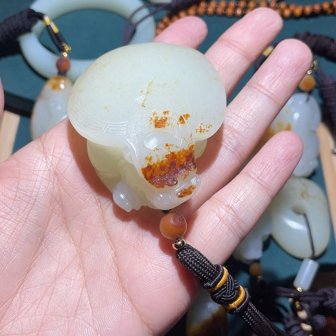 人***态和田玉未镶嵌颈饰