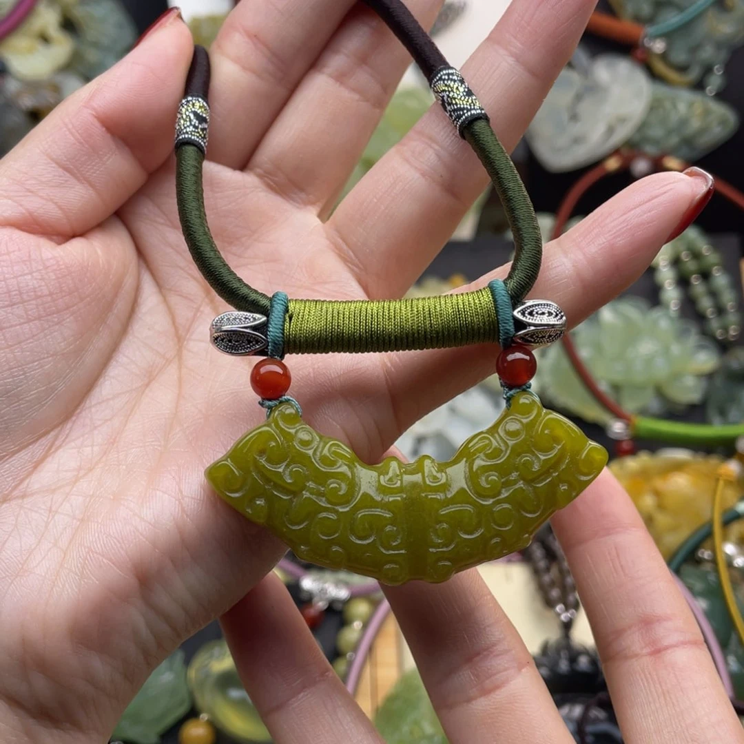 蛇纹石玉颈饰未镶嵌