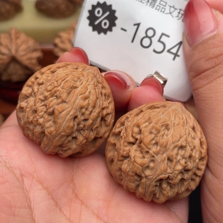 文玩核桃吊坠36红皮老树红宝石