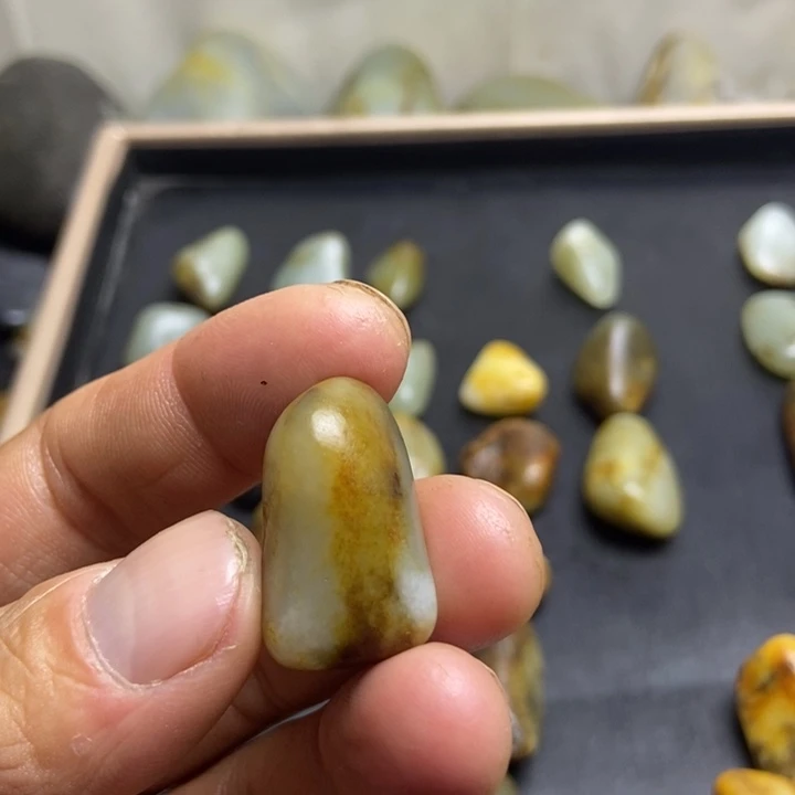 和田玉（糖玉）未镶嵌珠宝奇石
